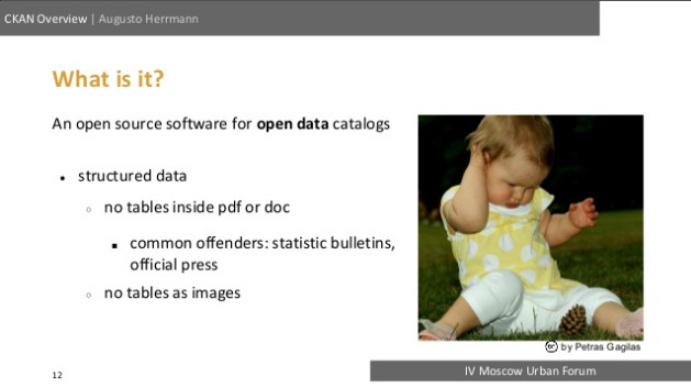 Slide da apresentação do CKAN, mostrando uma foto feita por Petras Gagilas de um bebê demonstrando frustração