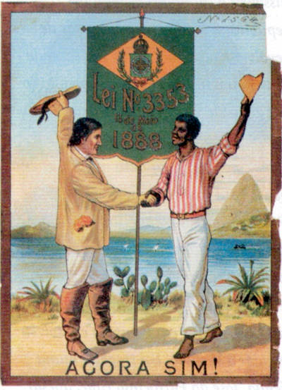 Um cartaz de 1888 comemorativo do fim da escravidão no Brasil. Um cidadão branco e um cidadão negro apertam as mãos. UmA banner lê 'Lei n.º 3353 de 16 de março de 1888'. Abaixo, uma legenda 'agora sim!'.