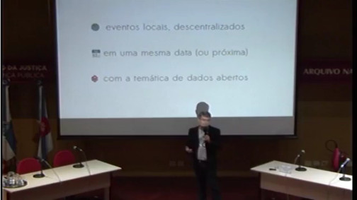 Augusto explains what the Open Data Day is, at the ODD Rio de Janeiro 2020. The slide reads: local, decentralized events; in the same (or close) date; with the theme of open data.