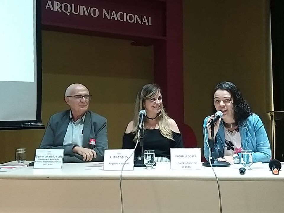 Sigmar de Mello, Luana Sales e Michelli Costa em uma mesa para discutir o lançamento do livro.