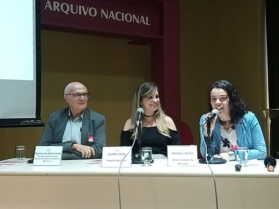 Sigmar de Mello, Luana Sales and Michelli Costa at a table for discussing the book's release.