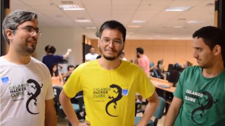 Da esquerda, Augusto Herrmann, Otávio Carneiro e Christian Moryah, membros do Calango Hacker Clube, introduzem a história de como os dados abertos começaram no Brasil.