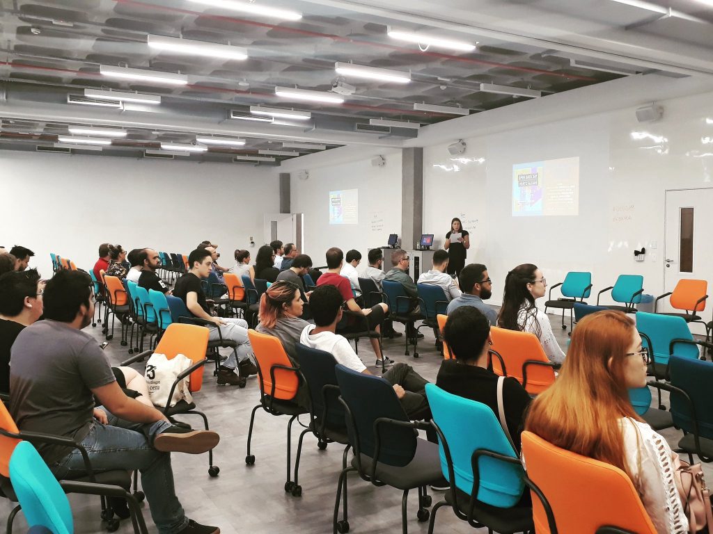 Participantes do ODD Porto Alegre 2019 na Unisinos ouvem uma palestra.