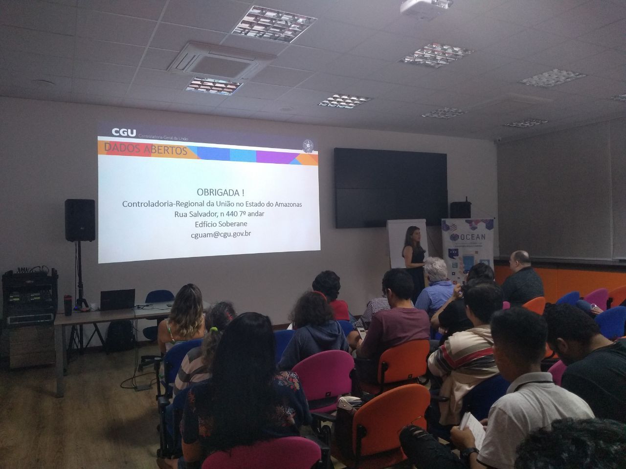 Participantes veem o último slide de uma apresentação da CGU no evento Open Data Day Manaus 2020.