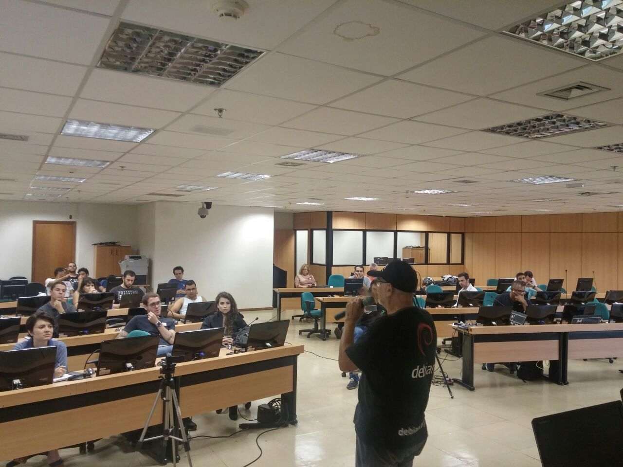 Participants listen to a talk by Spark from the Calango Hacker Club.