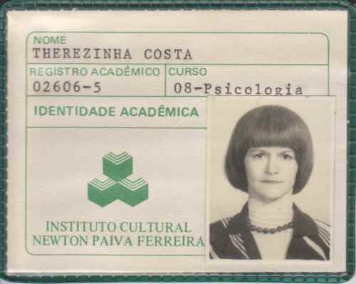 A carteirinha de estudande de Therezinha.