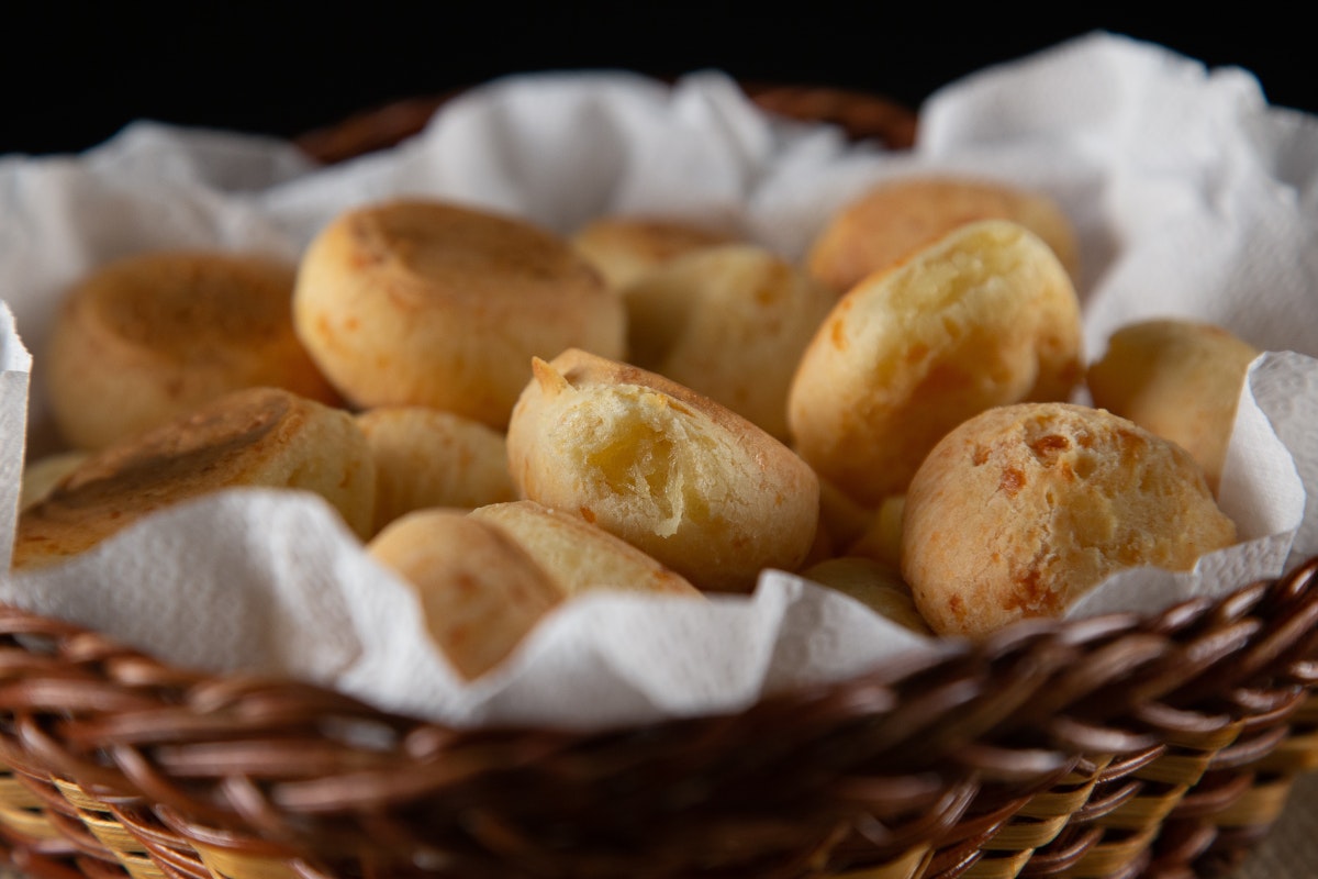 Uma cesta de pão de queijo.