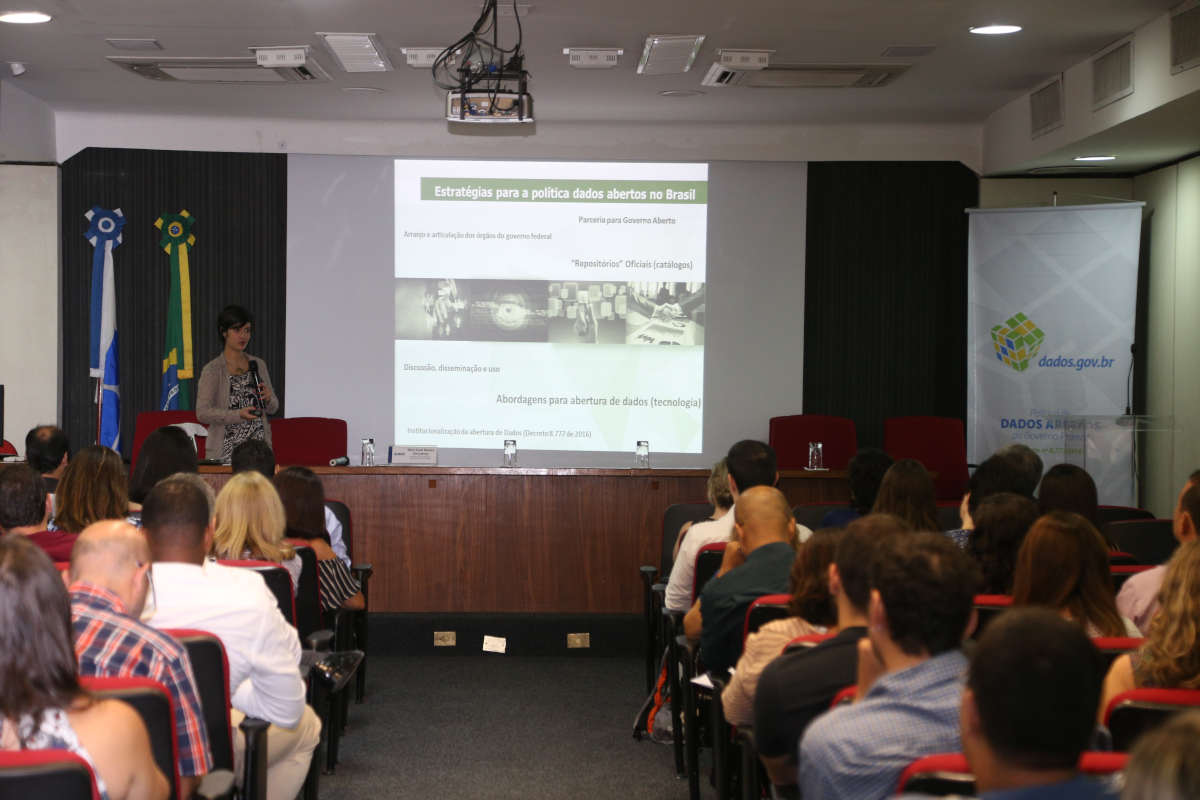 Elise Gonçalves spearks at the 3rd Workshop on Elaborating Open Data Plans, in Rio de Janeiro.