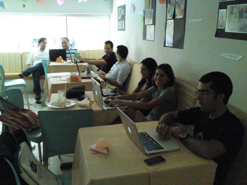 Meeting for the 3rd sprint for collaborative development of the Brazilian Open Data Portal, at Balaio Café, in 2011.